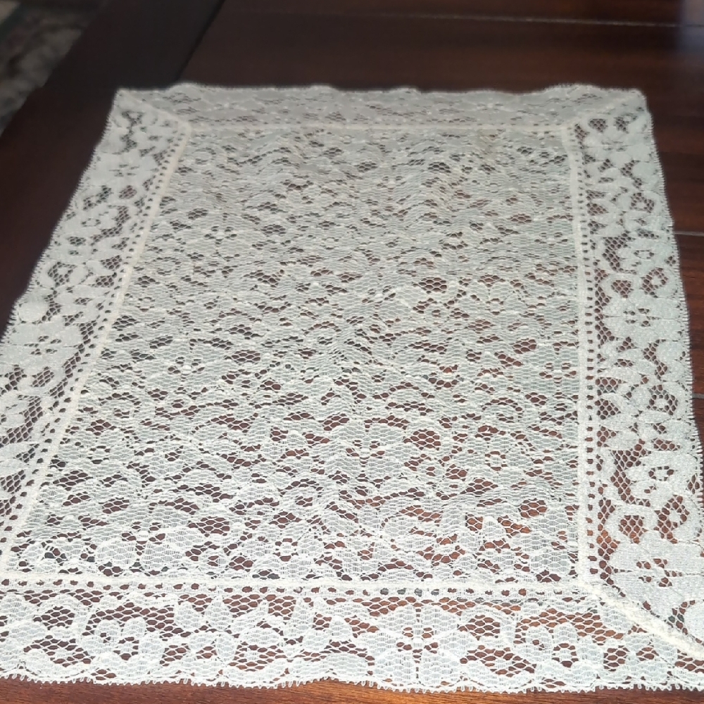 Machine Made Vintage Linens Lot #18 - Picture 12 of 13